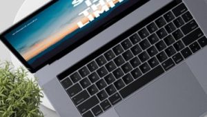 Otvoreni laptop s porukom "Samo nebo je granica", vendor lock-in i sloboda izbora u IT-u